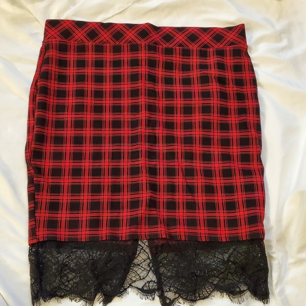 Torrid Womens Skirt Sz 1 Black & Red Plaid Elastic Waist Lace Back Slit Pull On
